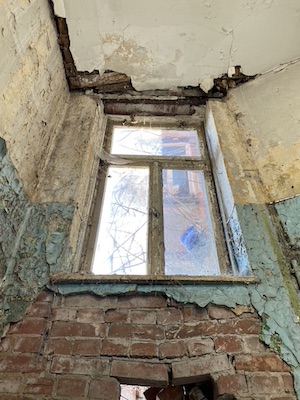 Platterkamp Treppenhausfenster über fehlendem Mauerwerk